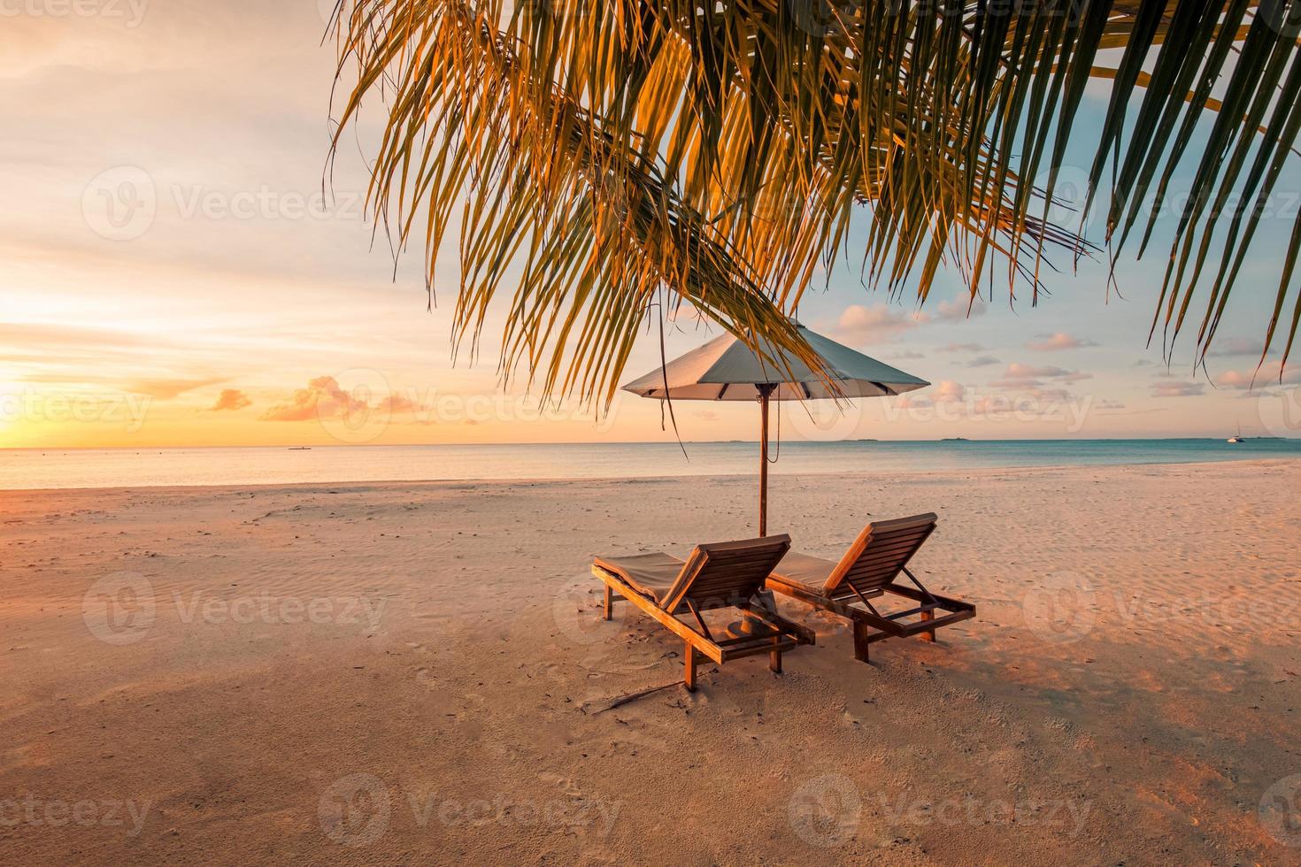 verbazingwekkend vakantie strand. paar stoelen samen door de zee spandoek. zomer romantisch vakantie huwelijksreis concept. tropisch eiland landschap. rustig kust panorama, kom tot rust zand kust horizon, palm bladeren foto