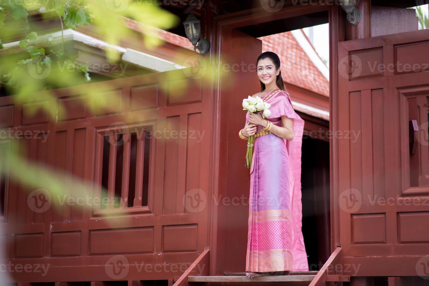 Thais meisje jurken Thais traditioneel kostuum Bij traditioneel Thais huis foto