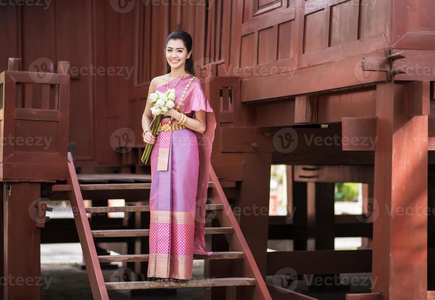 Thais meisje jurken Thais traditioneel kostuum Bij traditioneel Thais huis foto