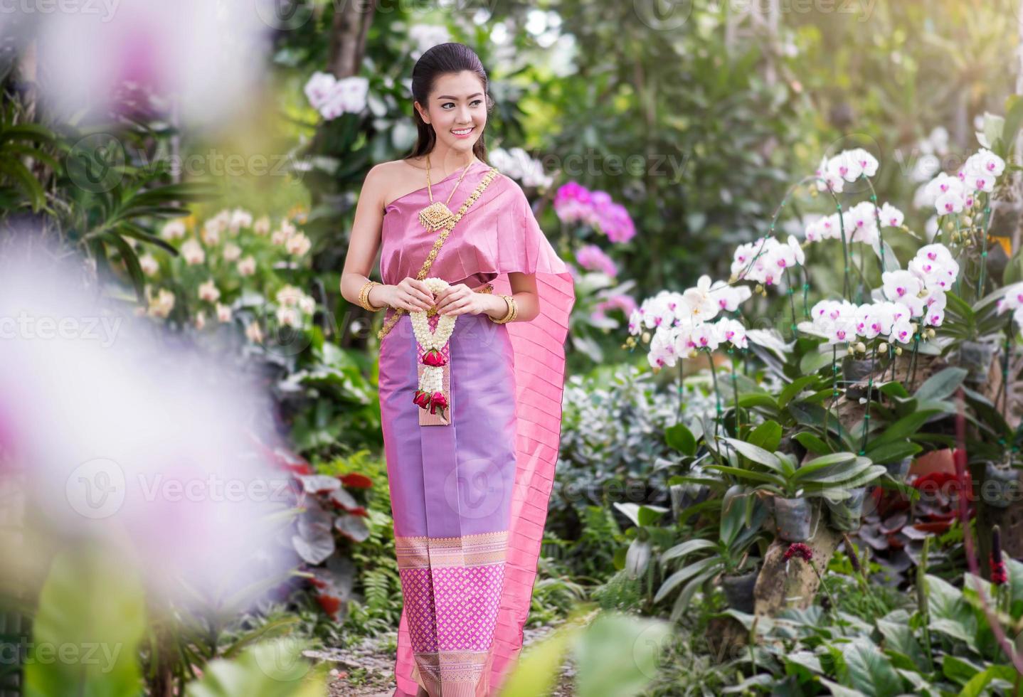 mooi Thais meisje in Thais traditioneel kostuum foto