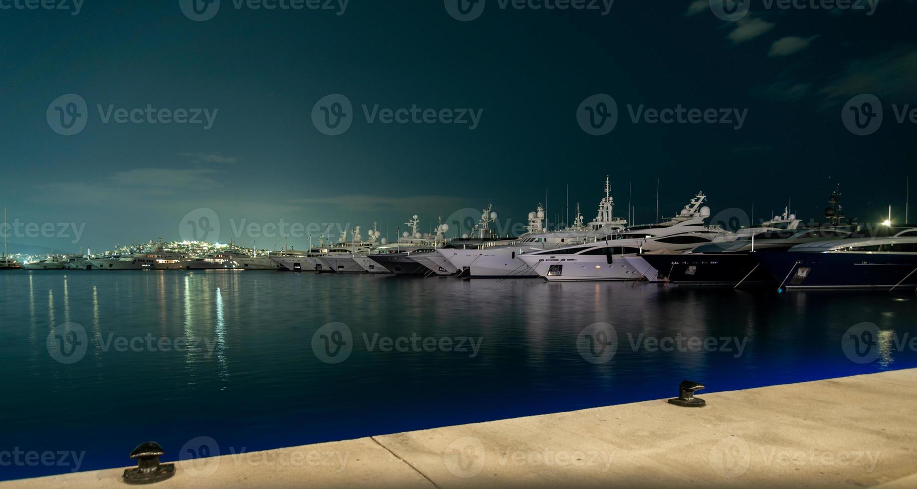 veel schepen Bij nacht Aan de pier in de Egeïsch zee Athene Griekenland foto