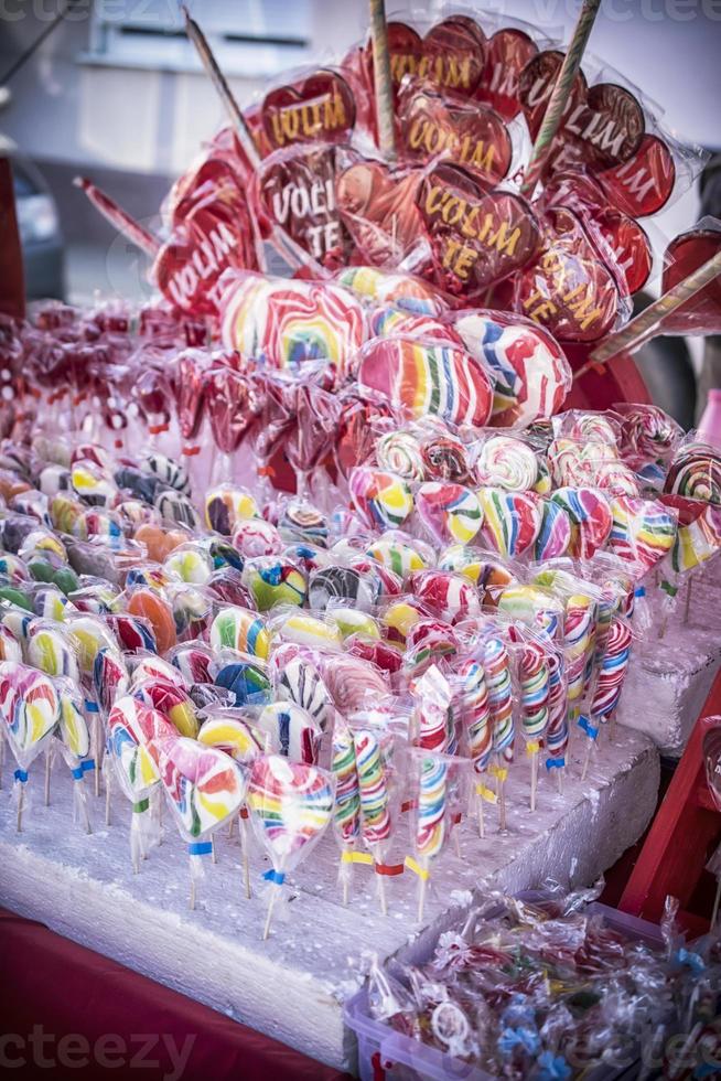 geassorteerd veelkleurig handgemaakt snoepgoed Aan de kraam Bij de marktplaats foto