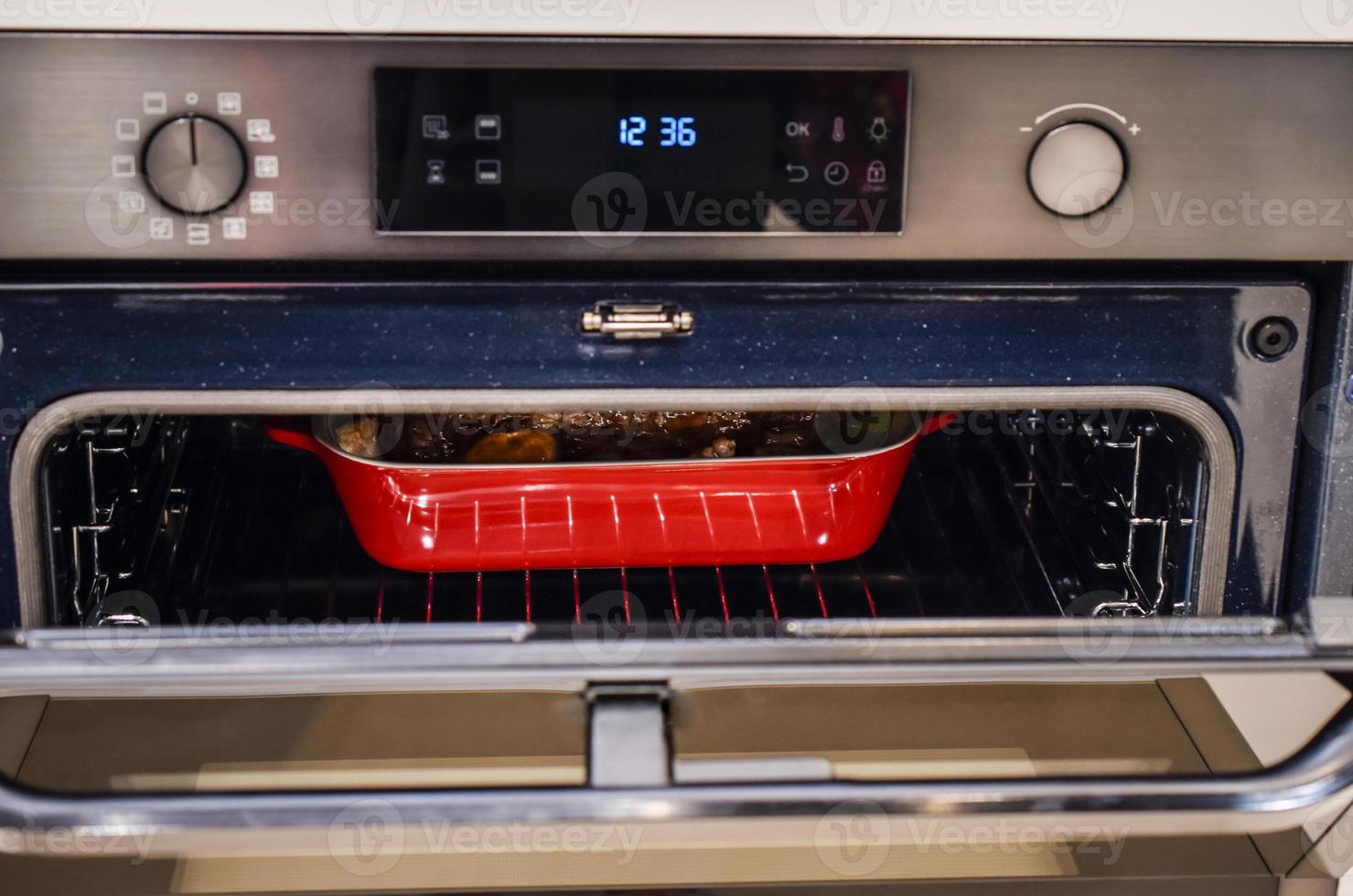 een gedeeltelijk visie van een rood hardnekkig houder binnen de oven foto