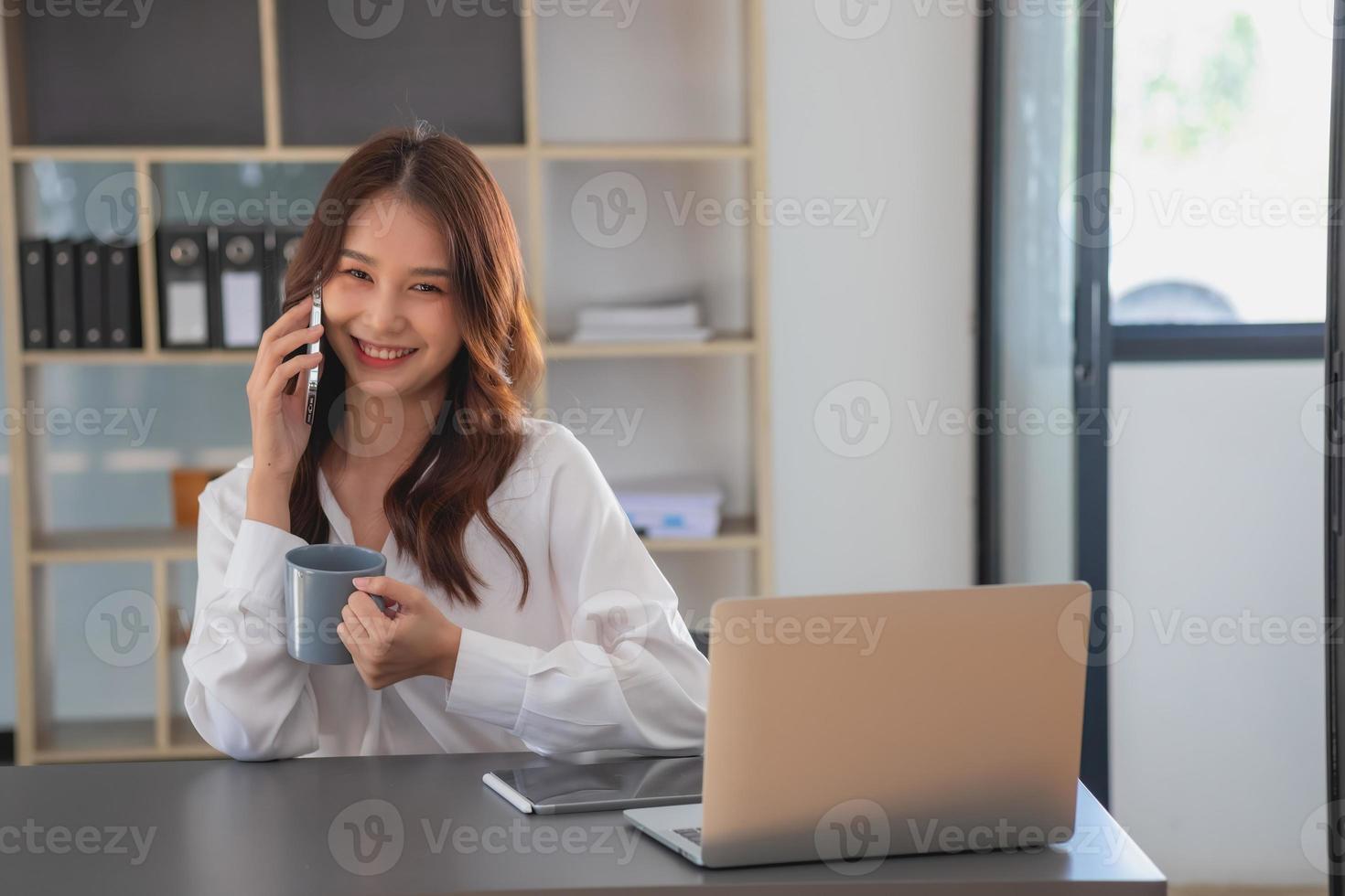 marketing, financieel, boekhouding, planning, onderneemsters toepassingen een mobiel telefoon naar contact een klant naar informeren haar van de bedrijf is bedrijf vennootschap. foto