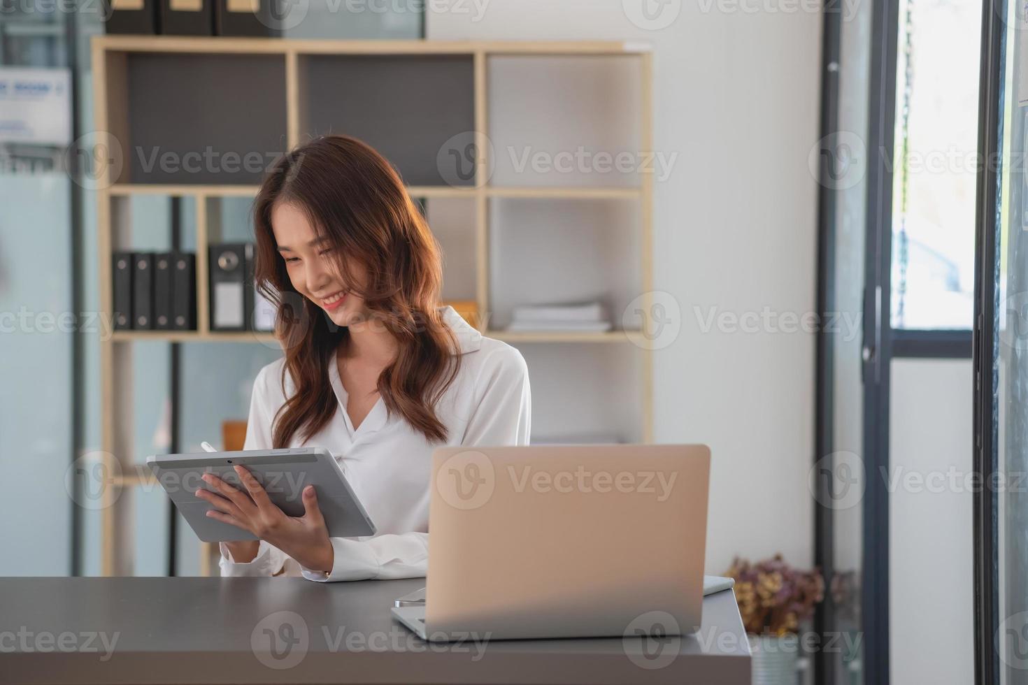 marketing, financieel, boekhouding, planning, bedrijf Dames analyseren bedrijf resultaten en winsten met diagram statistieken. gebruik een laptop computer en een rekenmachine naar berekenen de bedrijf is evenwicht. foto