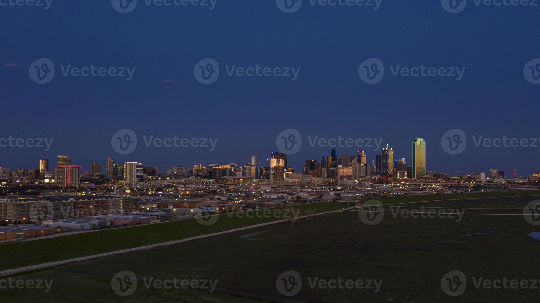 panoramisch antenne dar afbeelding van Dallas horizon en schakel kraai park Bij zonsondergang in winter foto