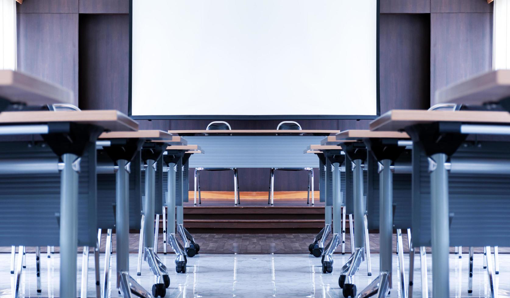 congres kamer met een spreker tafel in de midden- van de stadium en wit scherm achtergrond foto