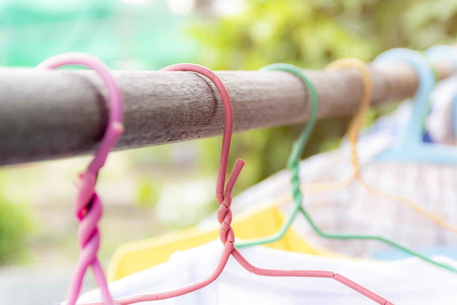 dichtbij omhoog kleren lijn en kleren hanger foto