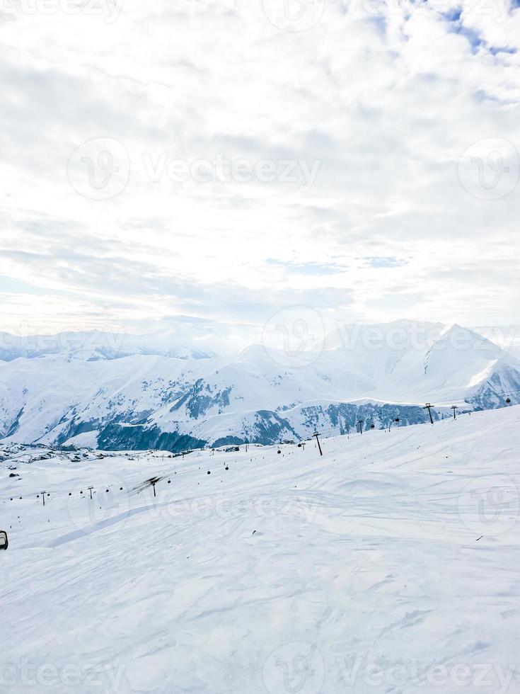 visie van besneeuwd bergen. ski toevlucht foto