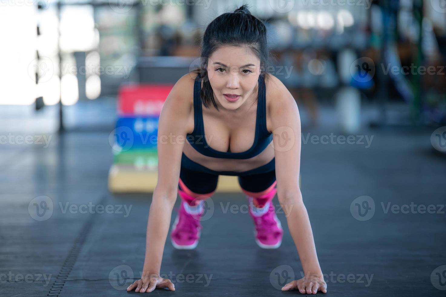 dichtbij omhoog Aziatisch mooi sportvrouw slijtage sport beha Aan muur van sportschool, thailand liefde gezondheid, slank vrouw training concept foto