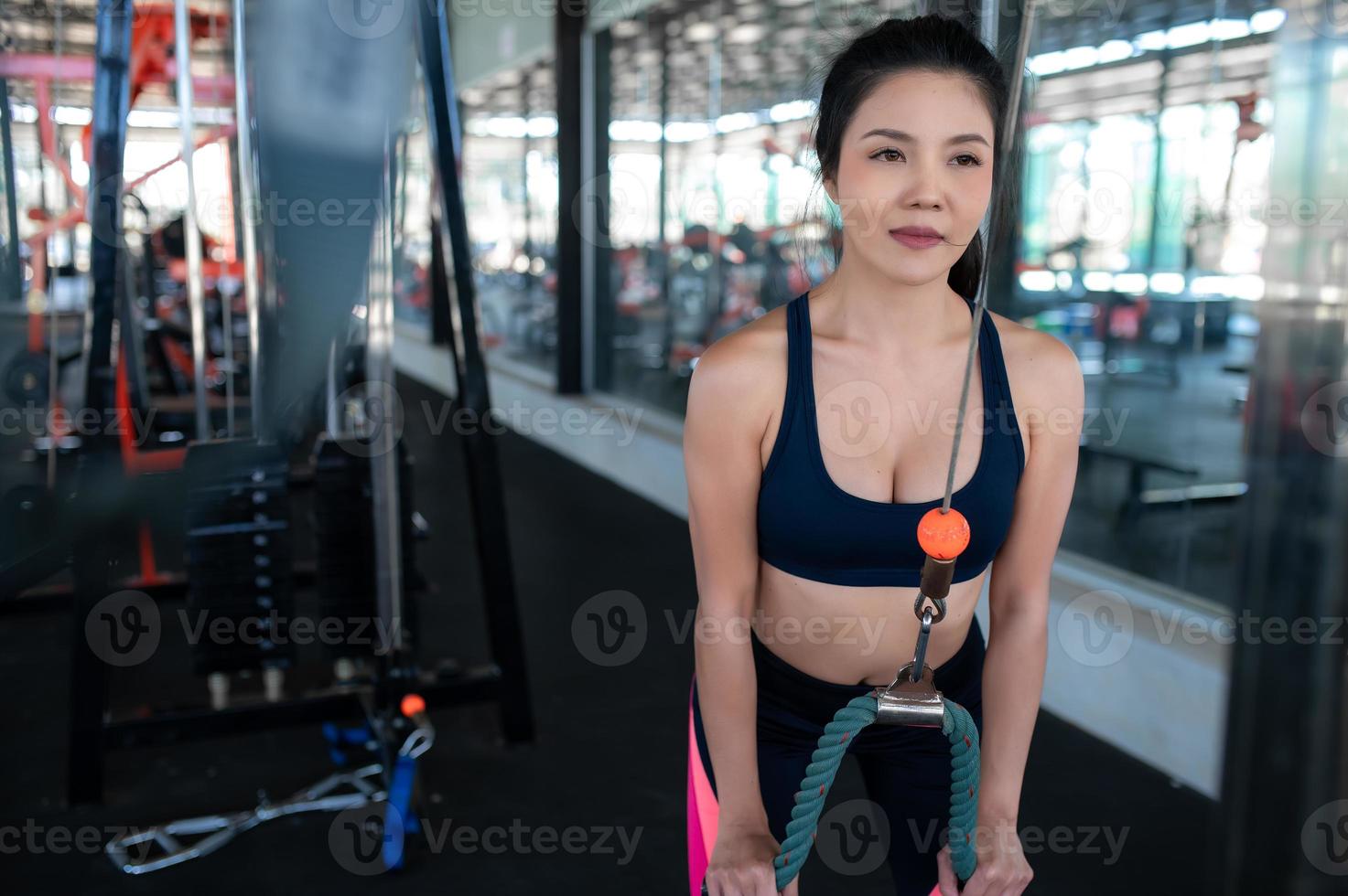 dichtbij omhoog Aziatisch mooi sportvrouw slijtage sport beha Aan muur van sportschool, thailand liefde gezondheid, slank vrouw training concept foto