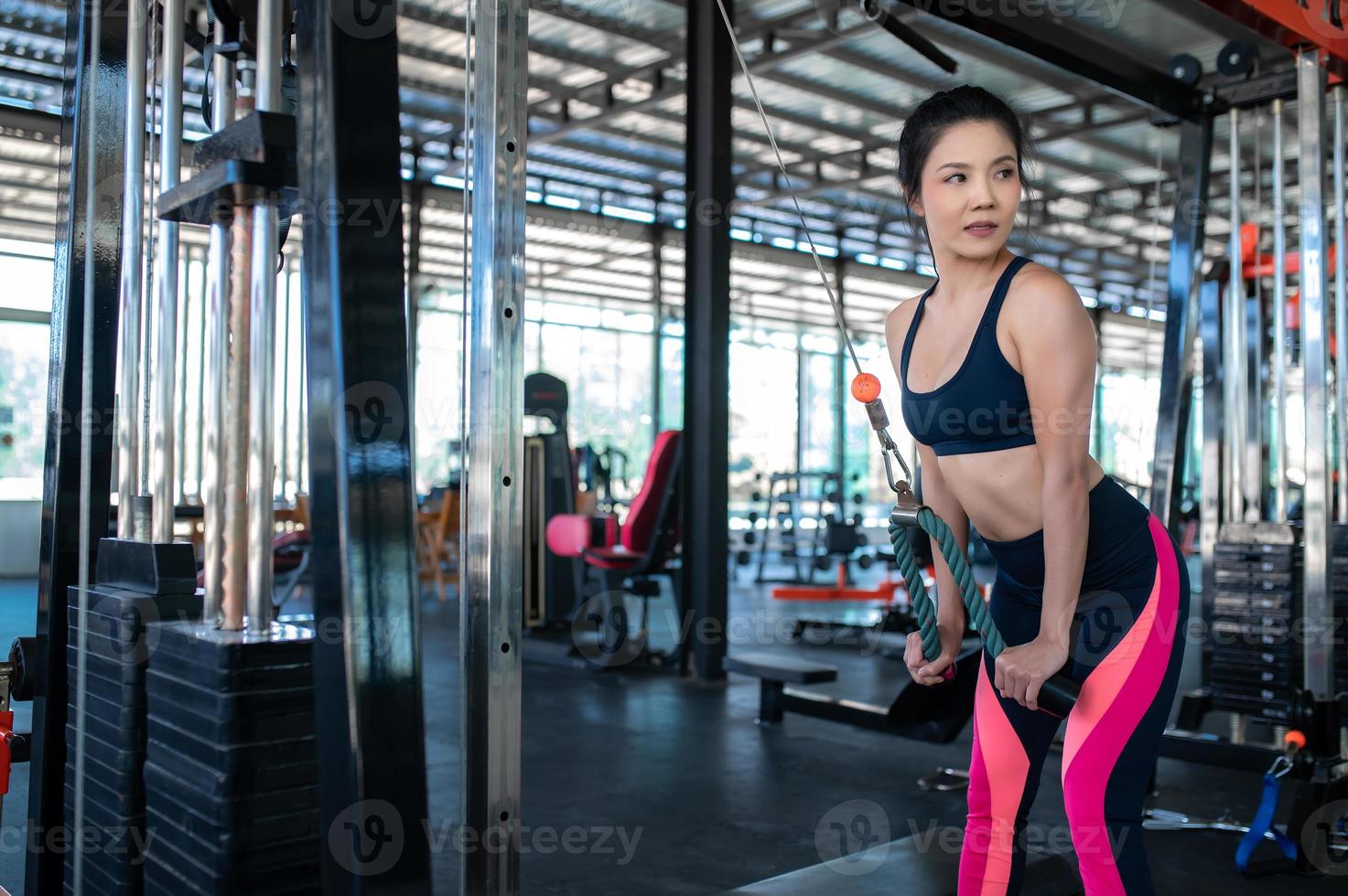 dichtbij omhoog Aziatisch mooi sportvrouw slijtage sport beha Aan muur van sportschool, thailand liefde gezondheid, slank vrouw training concept foto