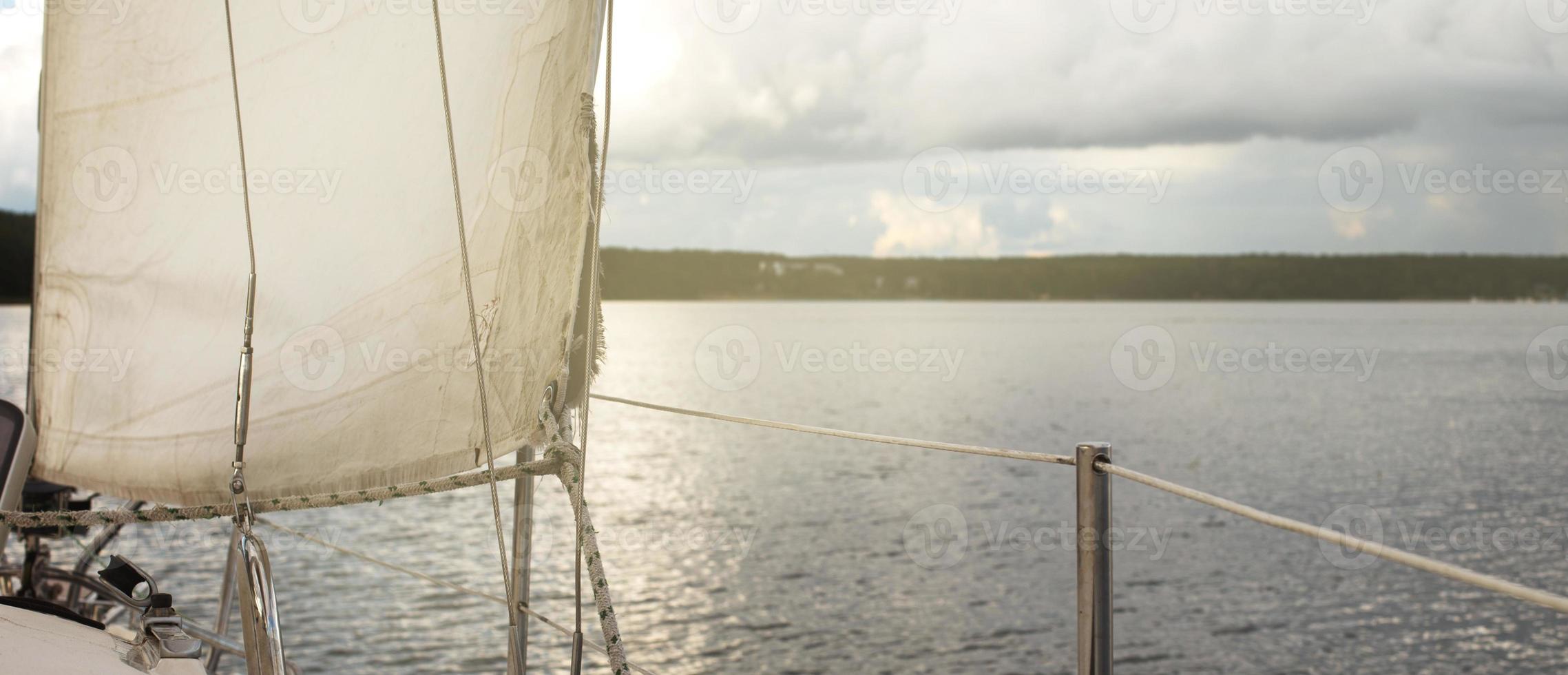 zeil van een jacht het zeilen Aan de meer foto