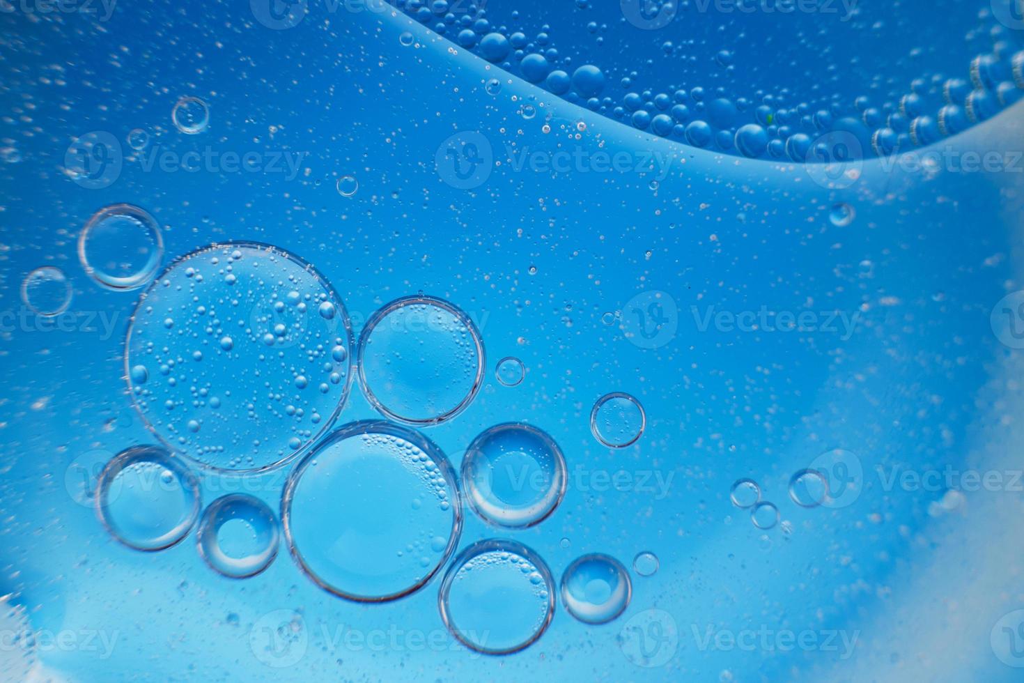 abstract licht blauw achtergrond met olie cirkels . bubbels van water dichtbij omhoog . foto