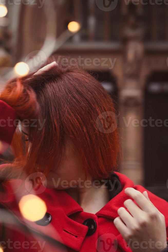 dichtbij omhoog vrouw schuilplaats gezicht in haar- Aan straat portret afbeelding foto