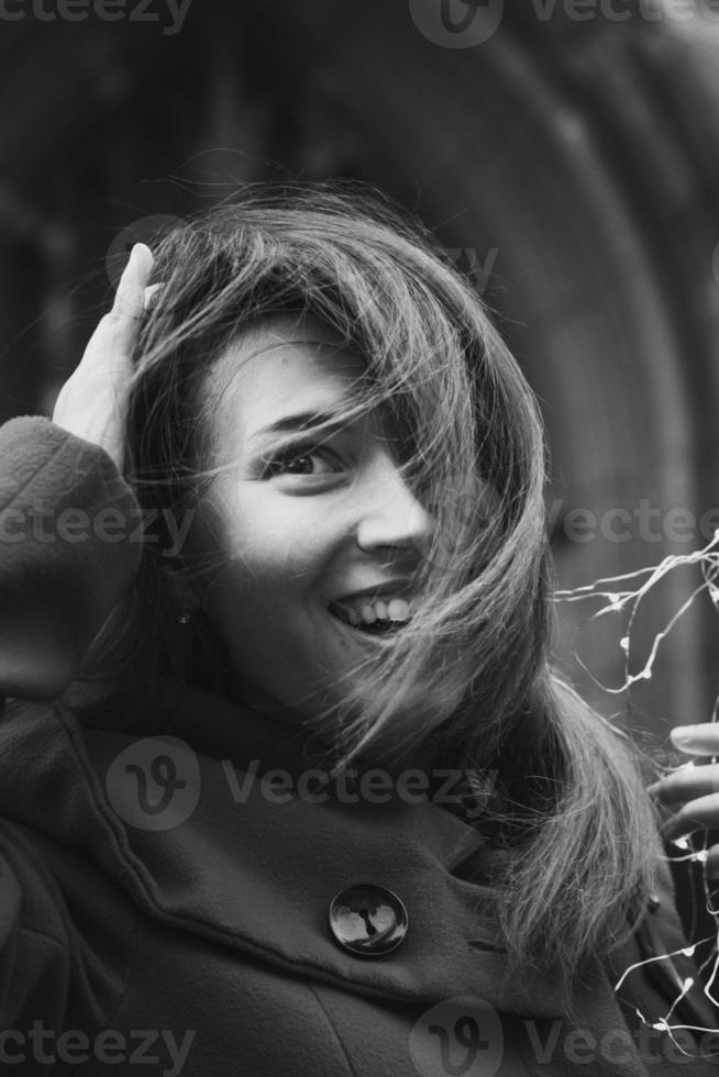 dichtbij omhoog mooi emotioneel vrouw buitenshuis monochroom portret afbeelding foto