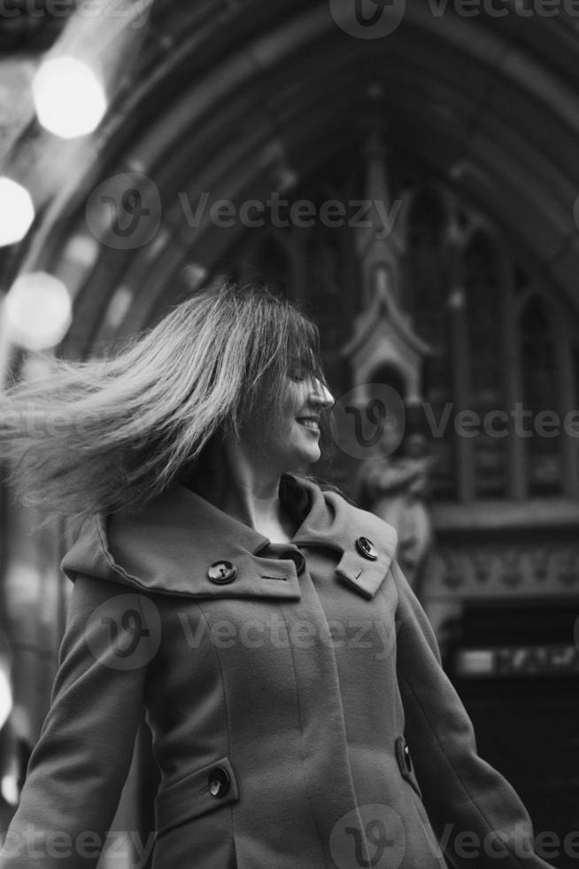 dichtbij omhoog dame dansen Aan straat monochroom portret afbeelding foto