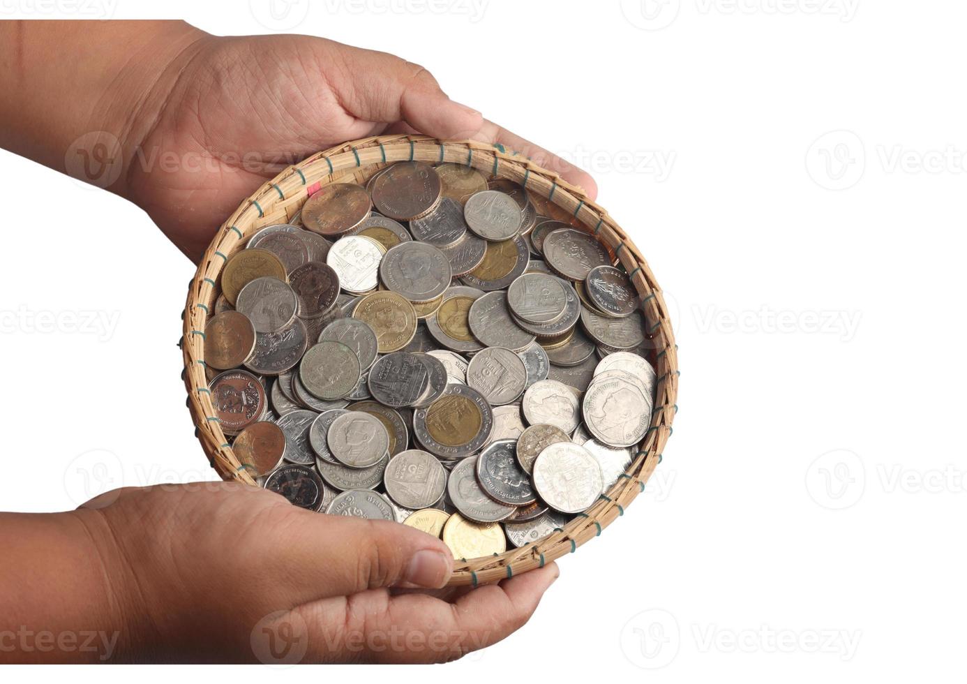 munten in een bamboe mand Aan een wit achtergrond.besparing geld concept foto