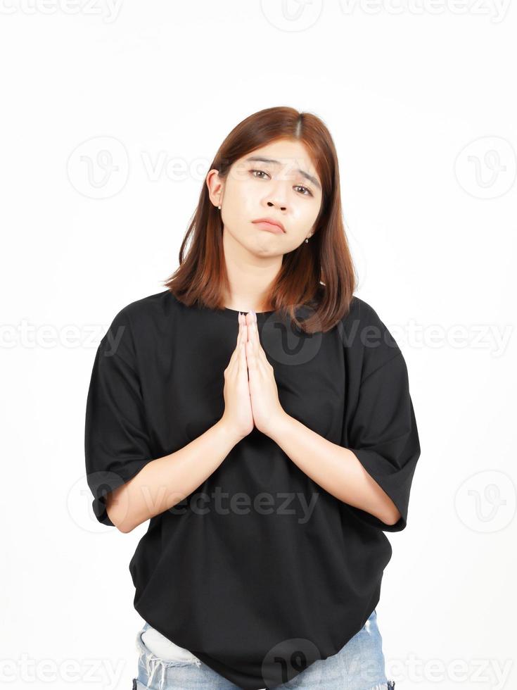 vouwen armen en bedelen gebaar van mooi Aziatisch vrouw geïsoleerd Aan wit achtergrond foto