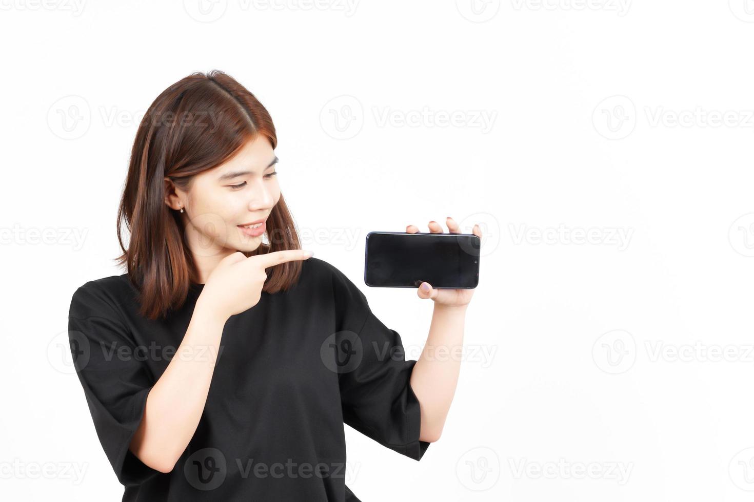 tonen apps of advertenties Aan blanco scherm smartphone van mooi Aziatisch vrouw geïsoleerd Aan wit achtergrond foto