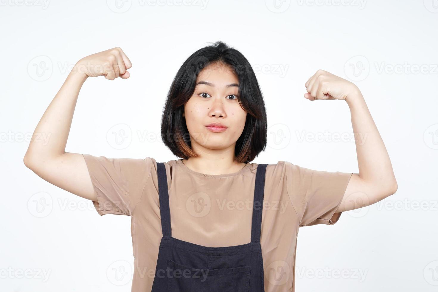 tonen sterkte en stijgen armen van mooi Aziatisch vrouw geïsoleerd Aan wit achtergrond foto