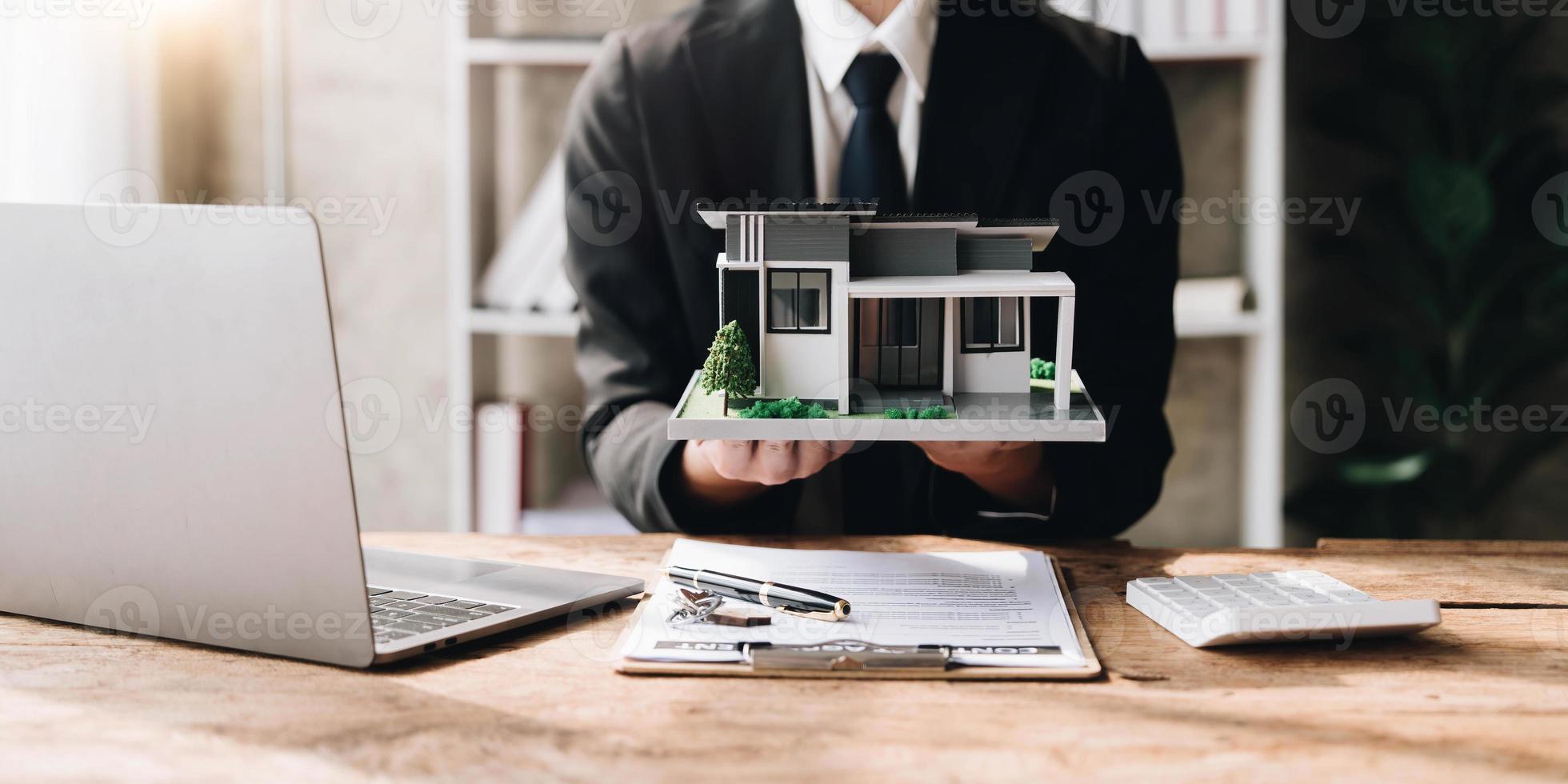 zakenman, verkoper naar houden model- van huis, huis. omvatten toenemen diagram of tabel van prijs voorspelling. naar aanbod voor uitverkoop, investering. concept voor waarde, inkomen, rijkdom, Bedrijfsmiddel, echt landgoed en eigendom foto