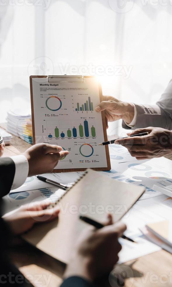 Aziatische bedrijfsadviseurvergadering om de situatie op het financiële rapport in de vergaderzaal te analyseren en te bespreken. Investeringsadviseur, financieel adviseur en boekhoudconcept foto