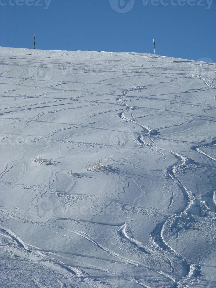 berg na zwaar sneeuwval foto