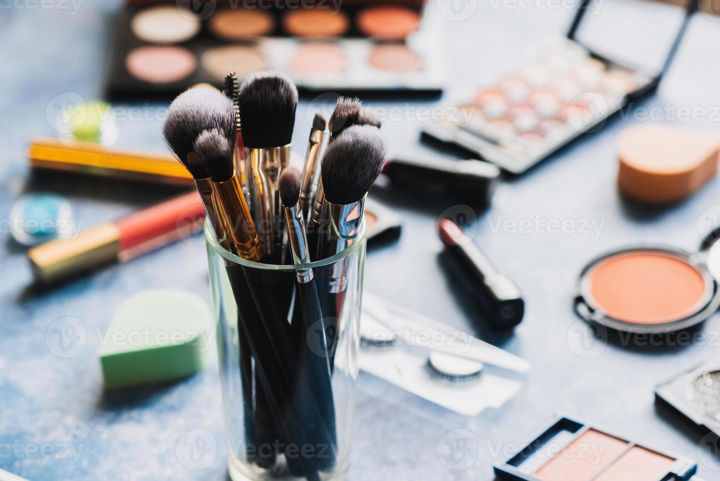 borstels voor bedenken tafel, waar leugens decoratief cosmetica. foto