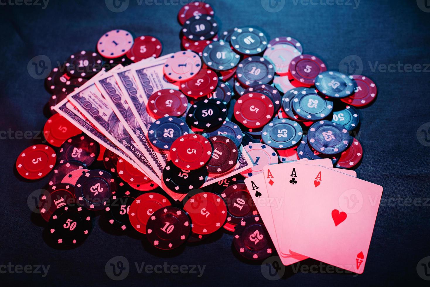 spelen poker chips, kaarten en geld dichtbij -omhoog. de visie van de top foto