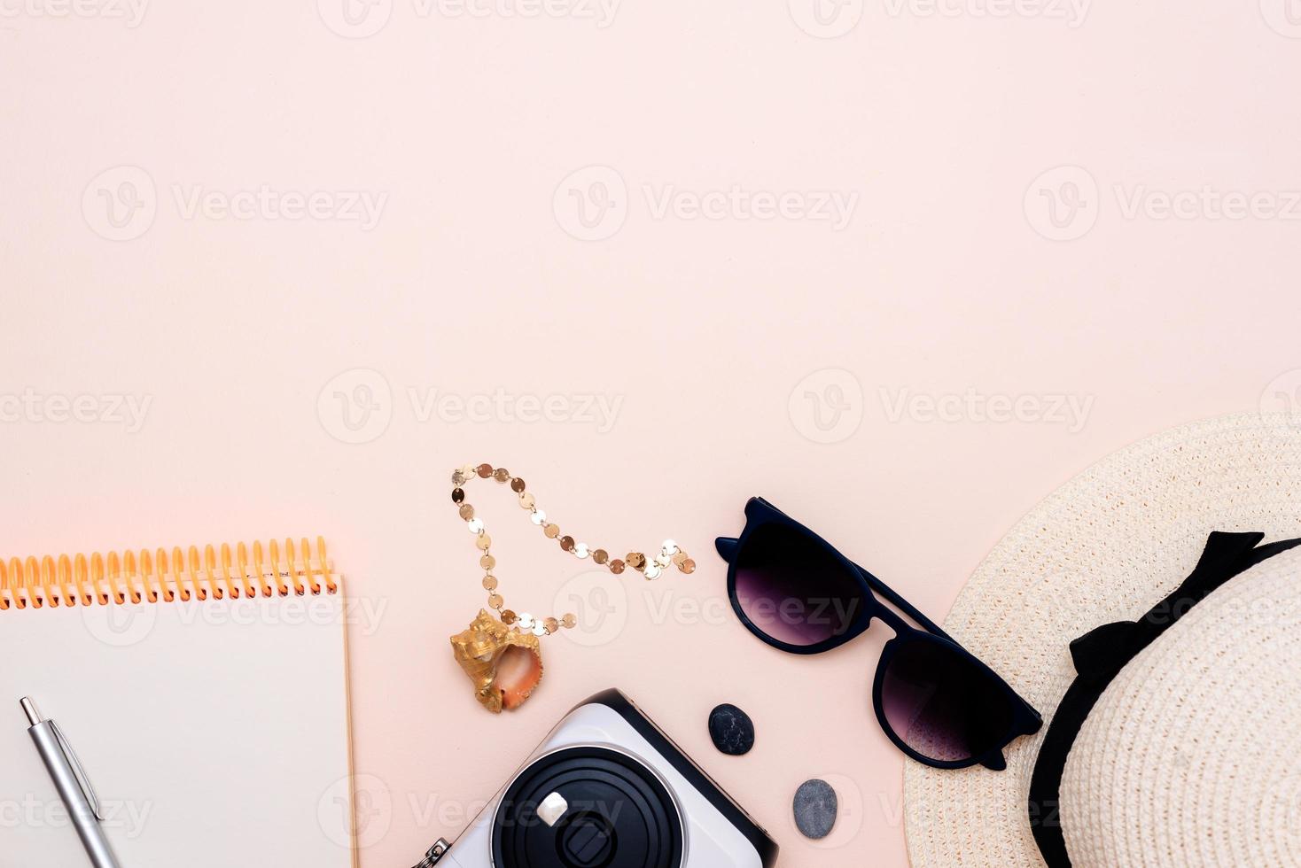 zomer reizen accessoires. camera, hoed, bril en top visie Aan een licht achtergrond. met ruimte voor uw tekst foto