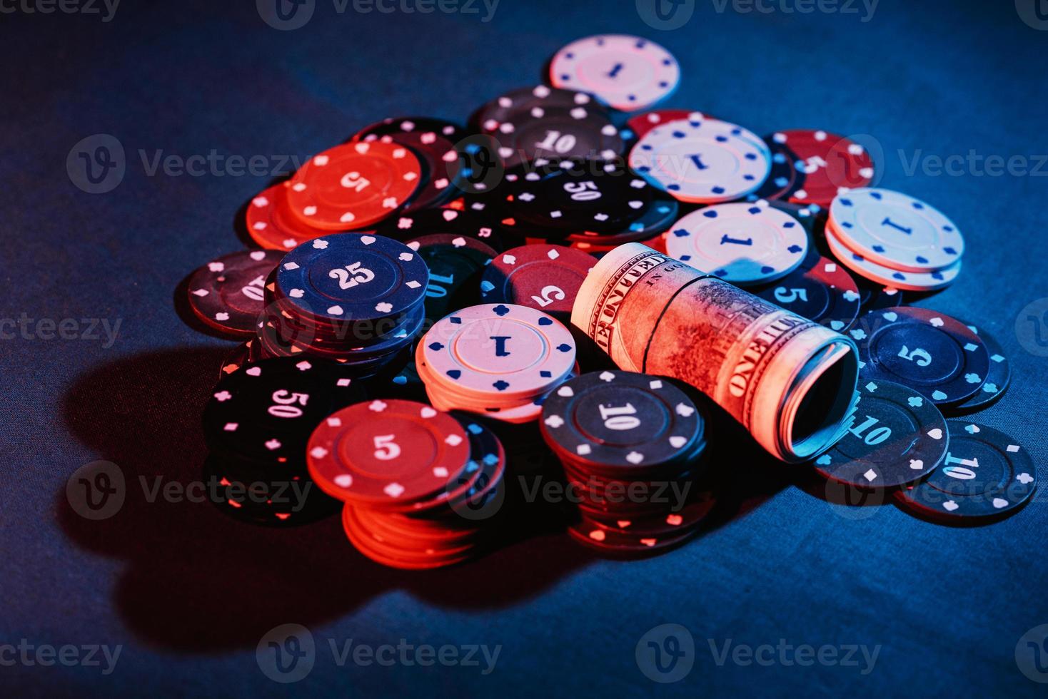 poker. spelen chips, geld geplaatst Aan een inzet. dichtbij omhoog foto