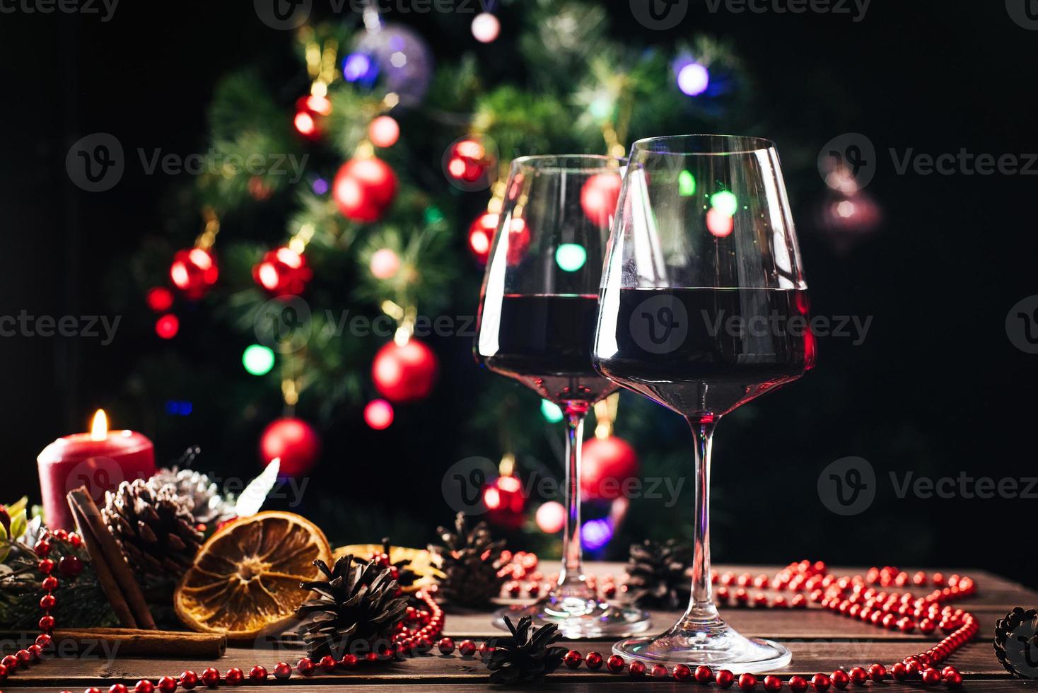 bril van wijn Aan de achtergrond van een versierd Kerstmis boom. nieuw jaar foto