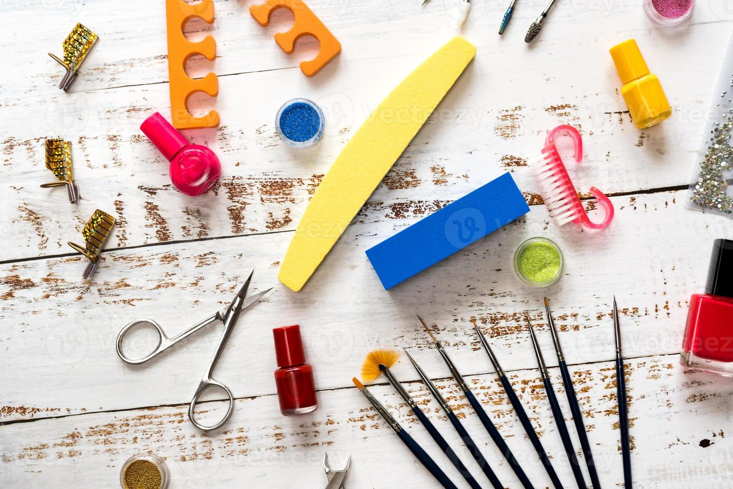 manicure reeks en nagel poetsmiddelen Aan een wit houten achtergrond foto