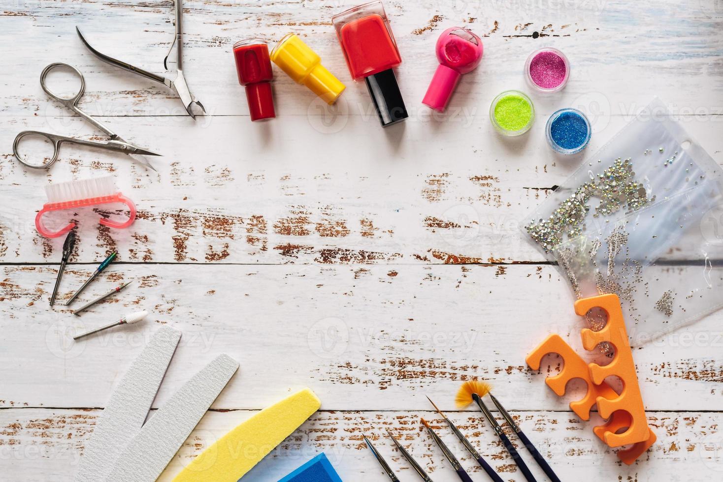 manicure reeks en nagel poetsmiddelen Aan een wit houten achtergrond. met ruimte voor uw tekst foto