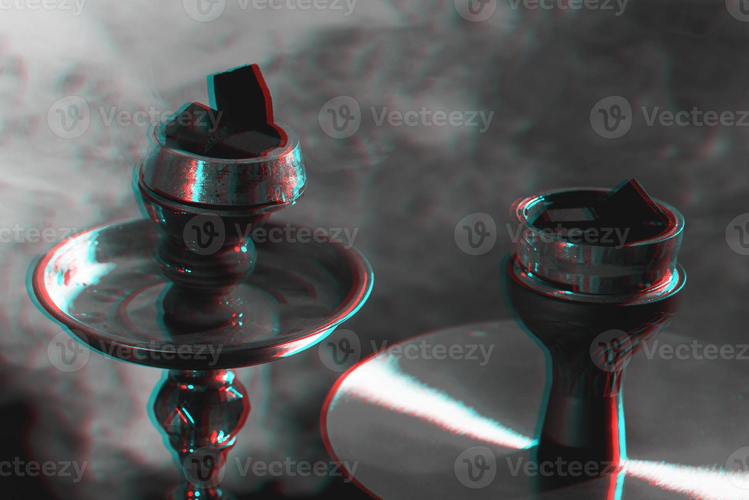 hookah schaal, shisha en kolen Aan een rokerig zwart achtergrond met rook. hapering, zwart en wit. dichtbij omhoog foto