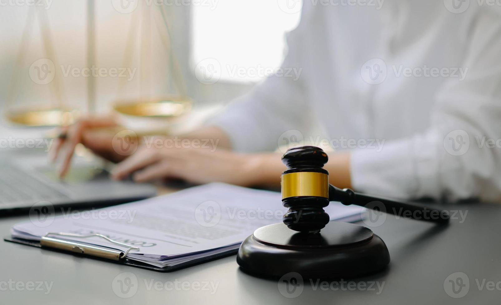 vrouw advocaat in de kantoor met messing schaal Aan zwart tafel. gerechtigheid en wet concept foto