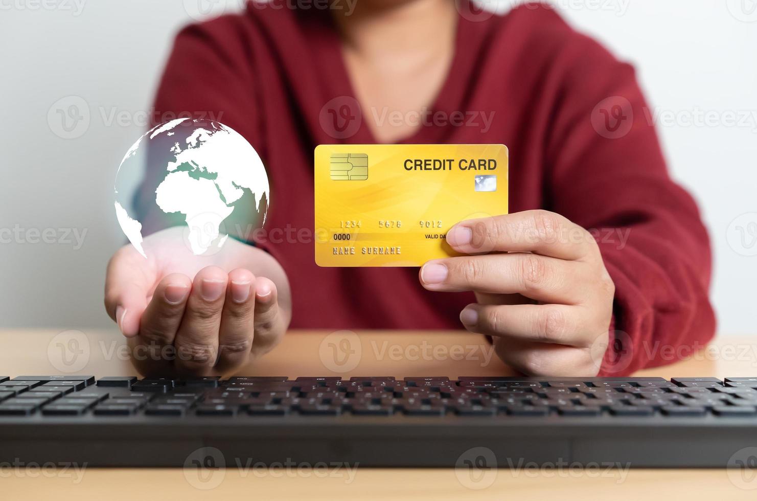 vrouw Holding credit kaart vertegenwoordigen Nee contant geld nodig zijn in de omgeving van de wereld. concept van zonder contant geld maatschappij wereld wijd gebruik makend van enkel en alleen credit kaart. foto