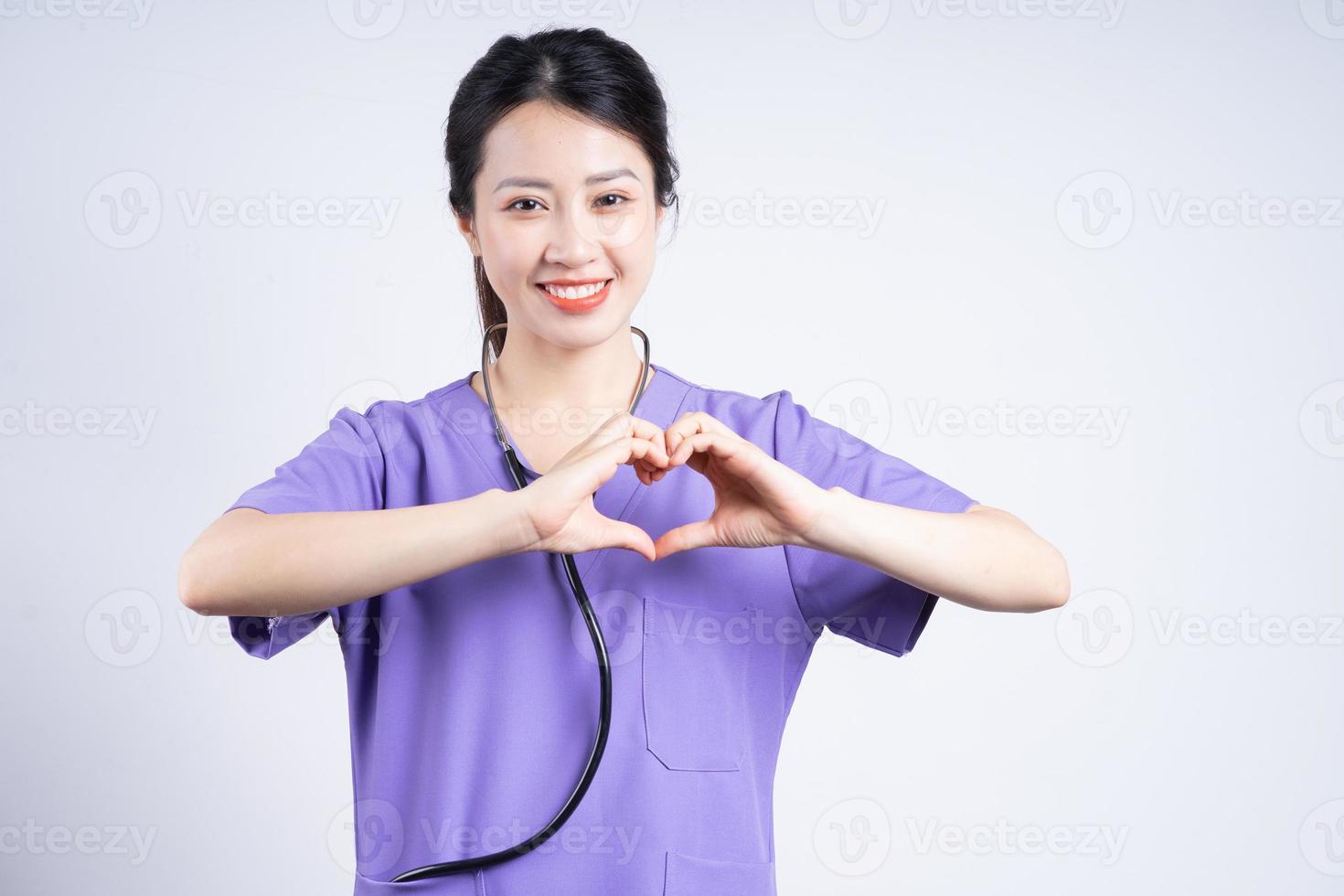 portret van jong Aziatisch verpleegster Aan wit achtergrond foto