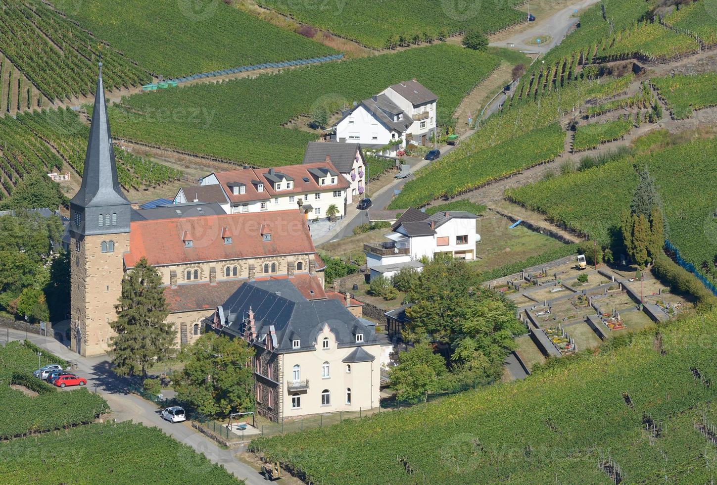 wijngaard landschap in ahrtal met Sankt nikolaus ongedaan maken rochus kerk voordat de overstroming 2021, meischoss, ,rijnland-palts,duitsland foto