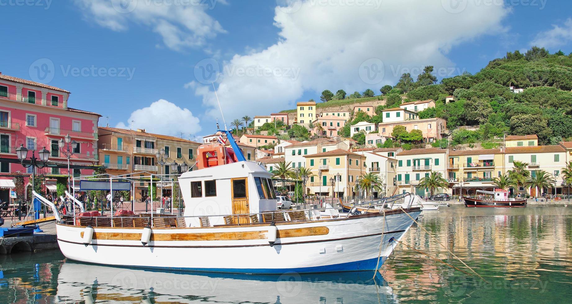 dorp van porto azzurro, eiland van elba,toscane,mediterraan zee, italië foto
