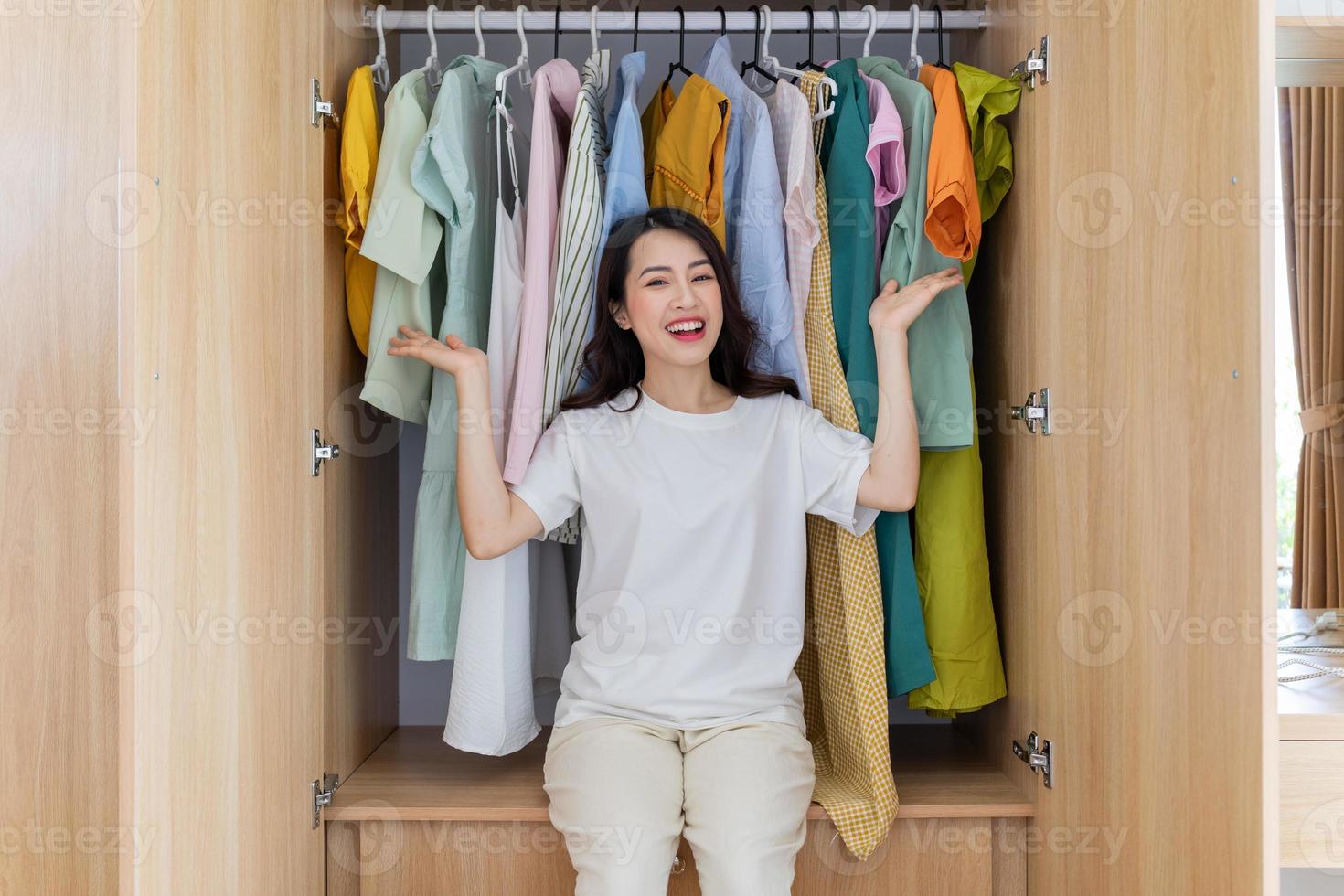 jong Aziatisch vrouw met vol garderobe foto