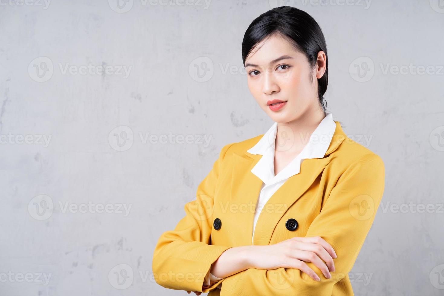 portret van jong Aziatisch zakenvrouw Aan achtergrond foto