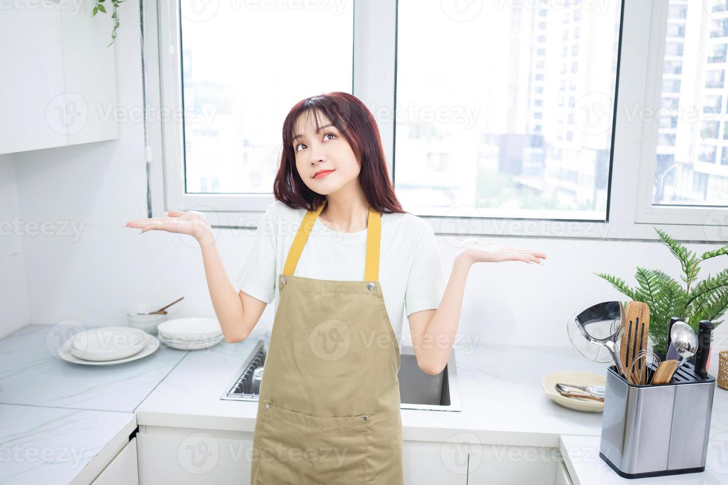 beeld van jong Aziatisch vrouw in de keuken foto