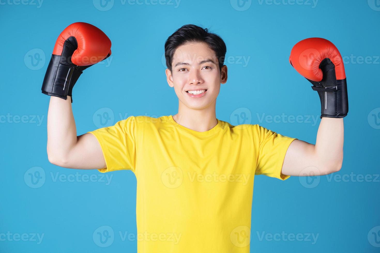foto van jong Aziatisch Mens met boksen handschoen
