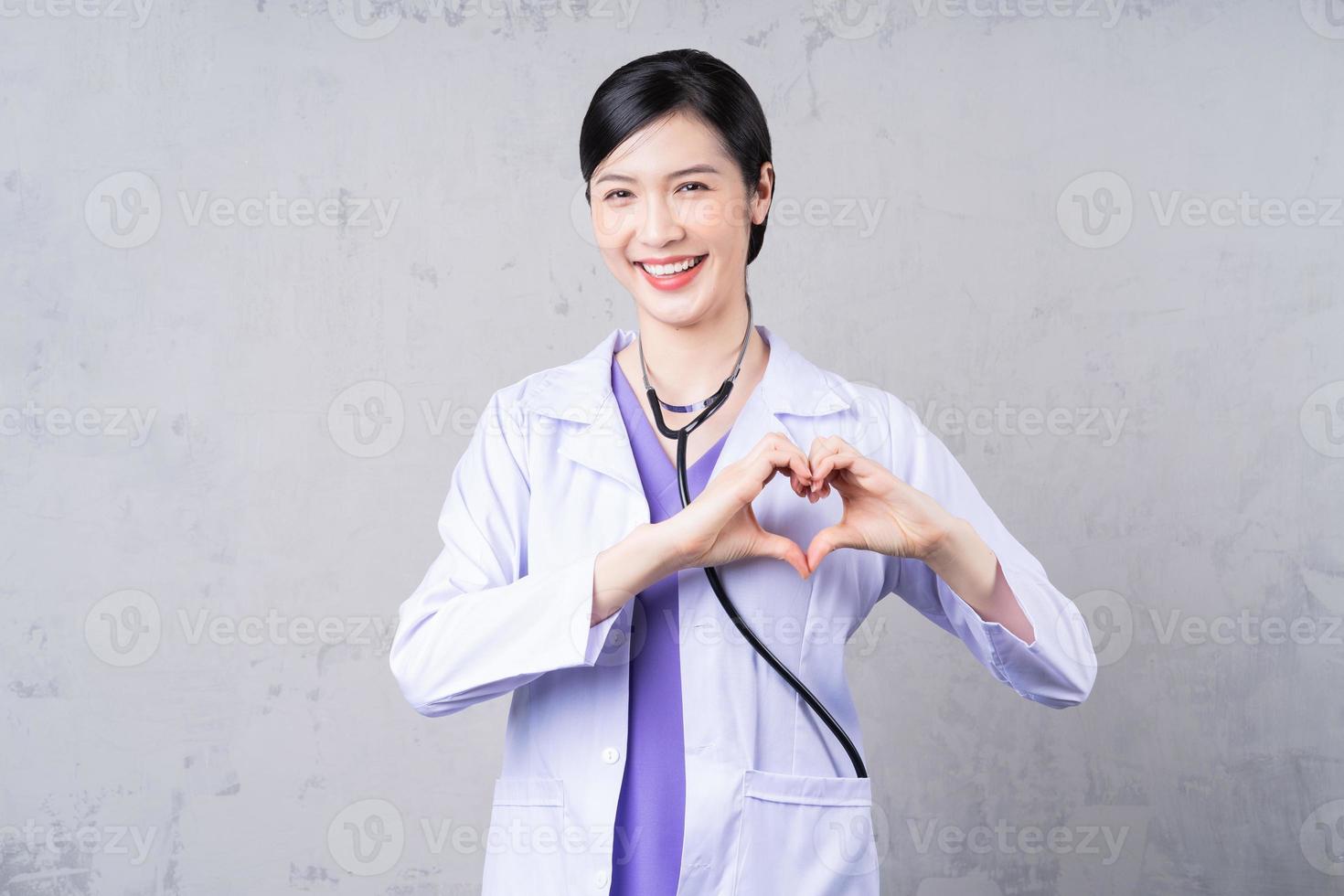 portret van jong Aziatisch vrouw dokter foto