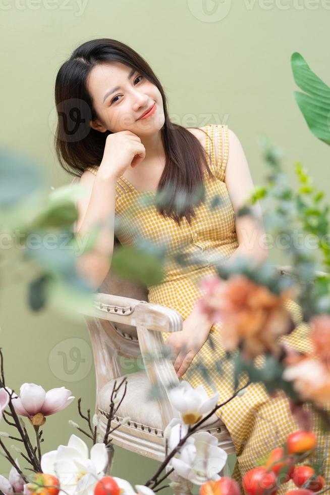 schoonheid beeld van jong Aziatisch vrouw, zomer concept foto