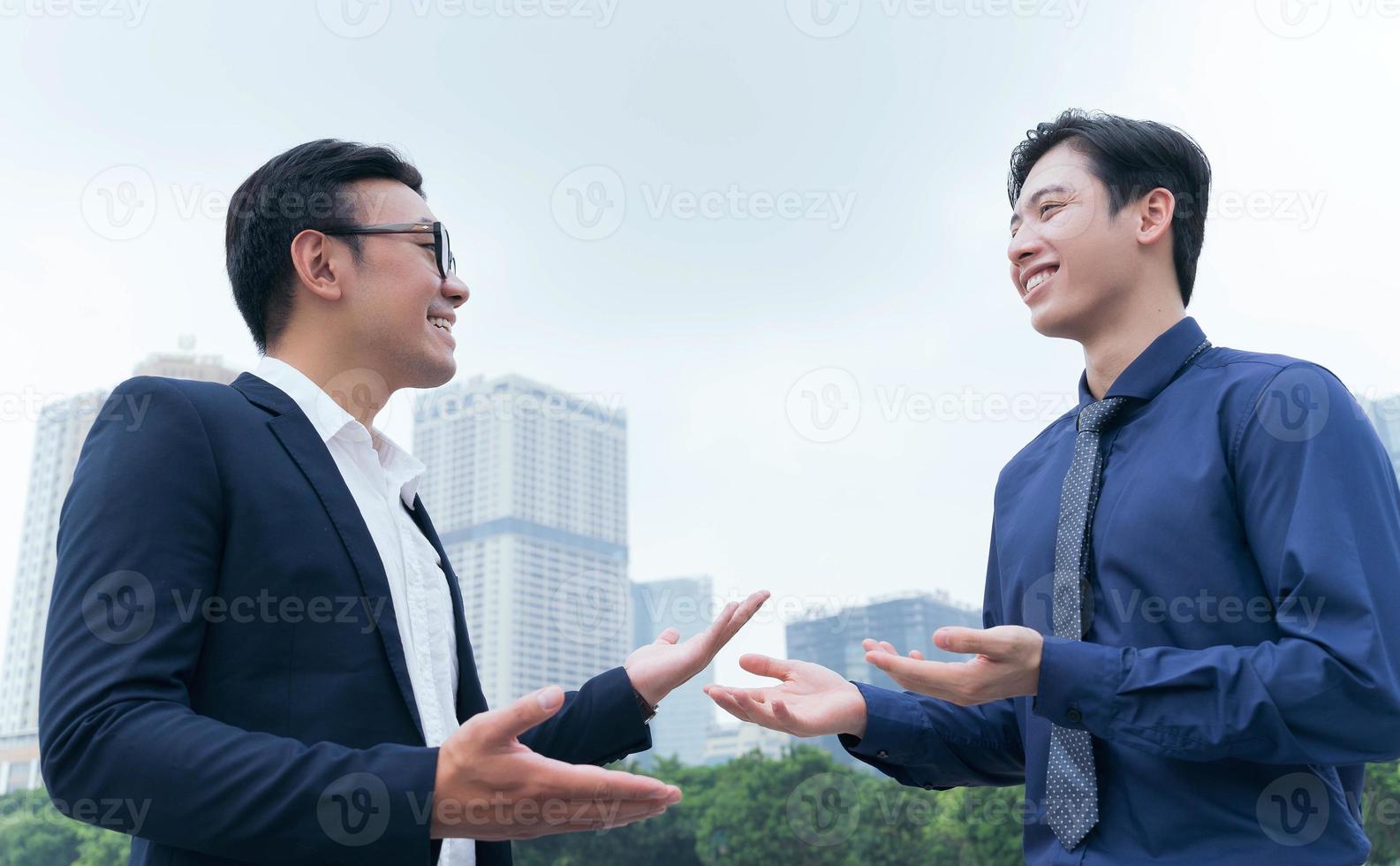 foto van twee Aziatisch zakenmannen buitenshuis