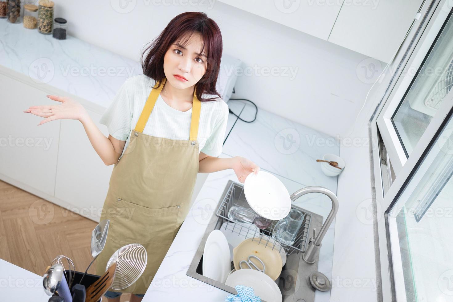 beeld van jong Aziatisch vrouw in de keuken foto
