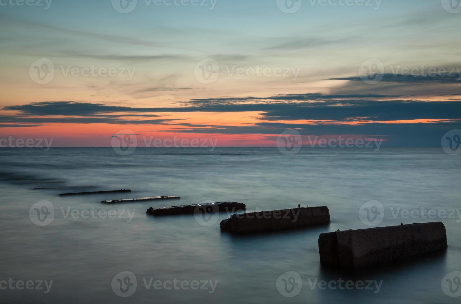 oud beton pier Bij zee foto